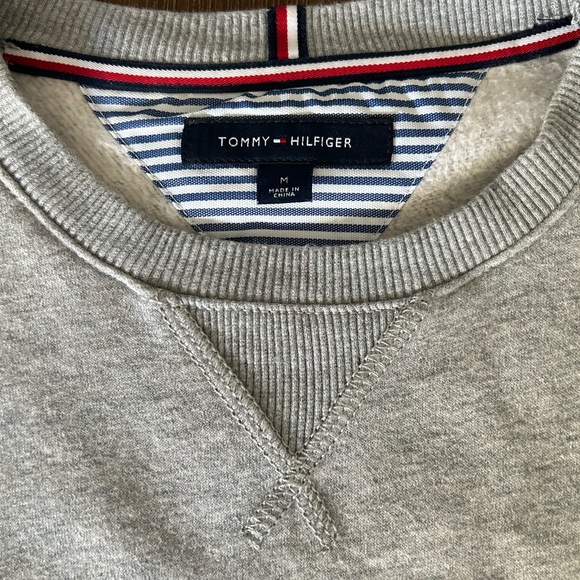 Tommy Hilfiger crewneck sweater with large logo - Picture 3 of 6